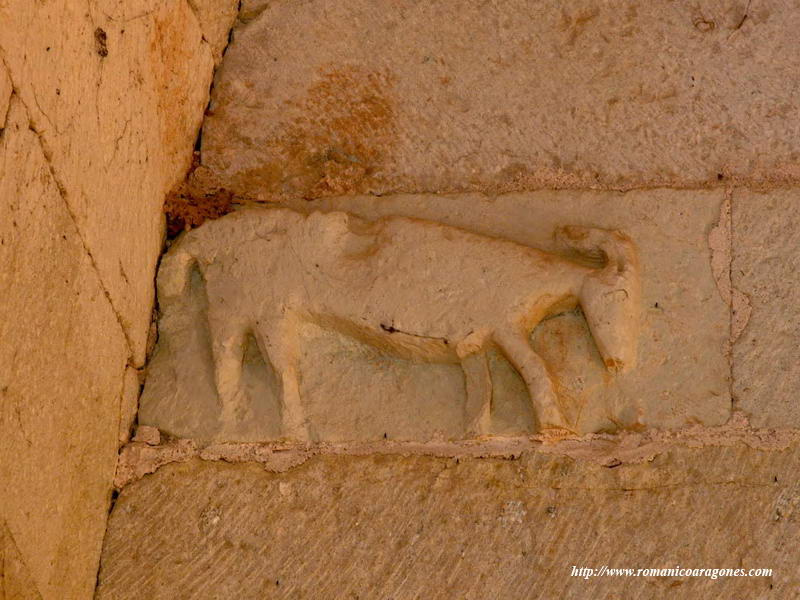 FIGURA TALLADA EN SILLAR DEL BRAZO NORTE